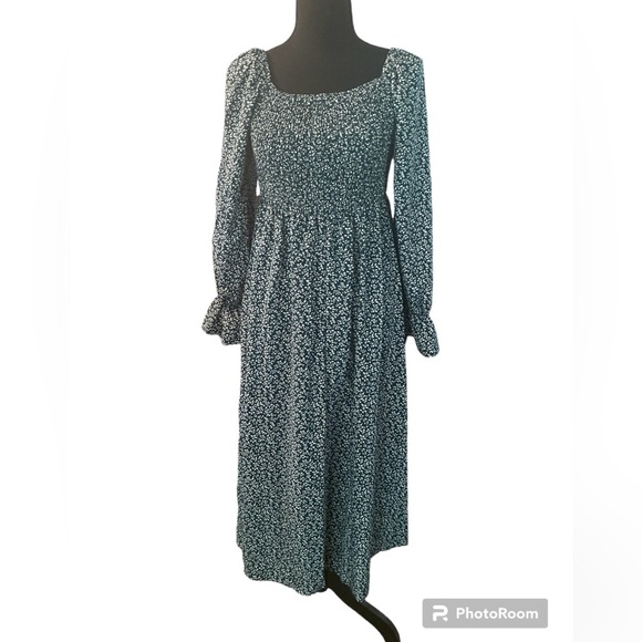 Dresses & Skirts - Women’s Dress with gathered bodice Green with tiny white flowers No tags inside